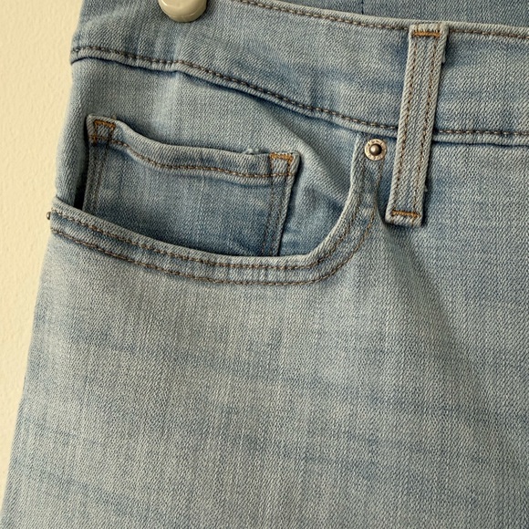 Levi’s 314 Shaping Straight Jeans Women’s Size 31 Light Wash Mid Rise Stretch - Picture 4 of 10